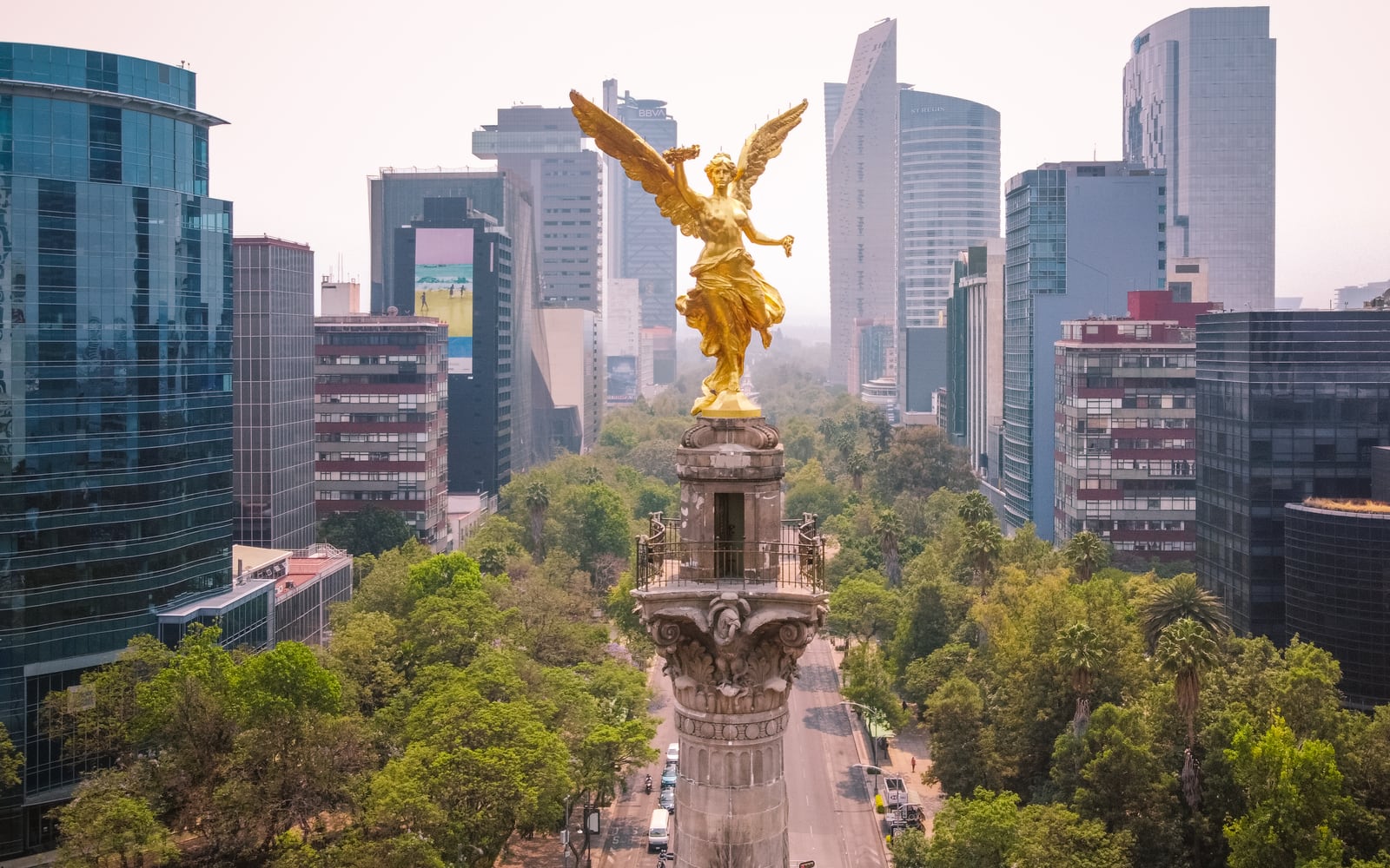 El Ángel de la Independencia sobre Paseo de la Reforma, enmarcado por las torres corporativas de la Ciudad de México